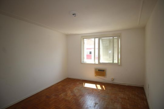 Quarto 1 de apartamento à venda com 2 quartos, 51m² em Passo da Areia, Porto Alegre