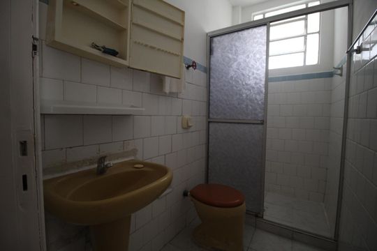 Banheiro de apartamento à venda com 2 quartos, 51m² em Passo da Areia, Porto Alegre