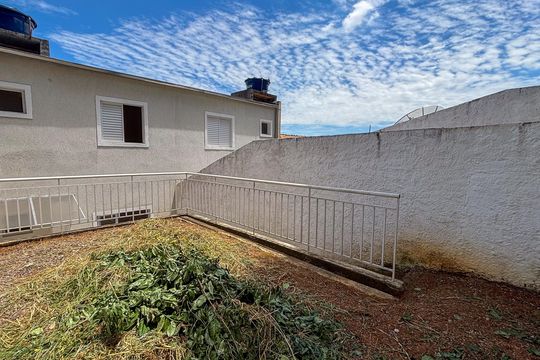 Quintal de casa para alugar com 2 quartos, 101m² em Jardim Colinas, Jacareí