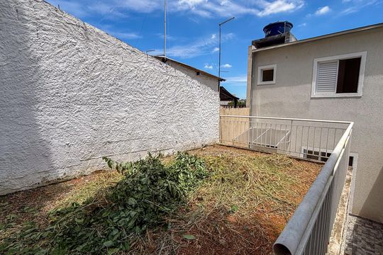 Quintal de casa para alugar com 2 quartos, 101m² em Jardim Colinas, Jacareí