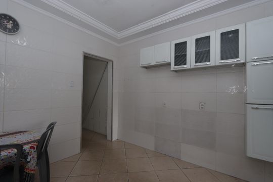 Cozinha de casa à venda com 2 quartos, 80m² em Jardim Guairaca, São Paulo