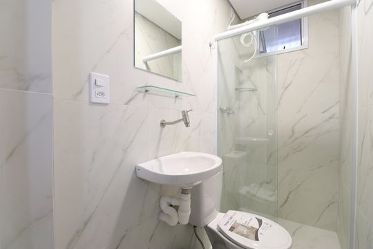 Banheiro de kitnet/studio para alugar com 1 quarto, 18m² em Barra Funda, São Paulo