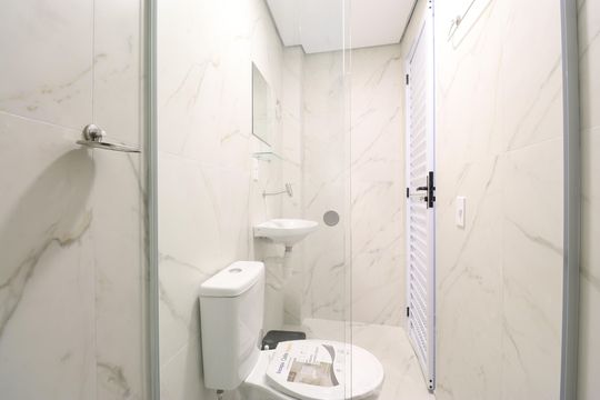 Banheiro de kitnet/studio para alugar com 1 quarto, 15m² em Barra Funda, São Paulo