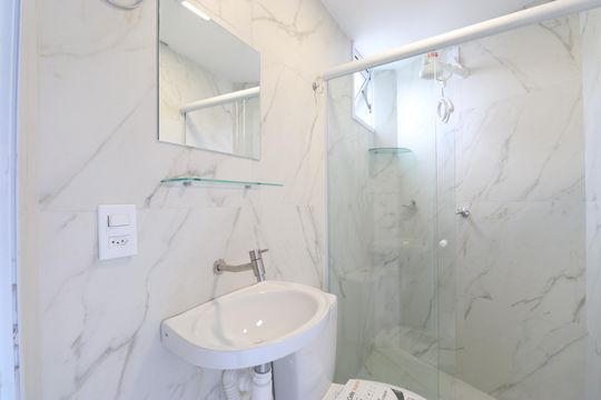 Banheiro de kitnet/studio para alugar com 1 quarto, 30m² em Barra Funda, São Paulo