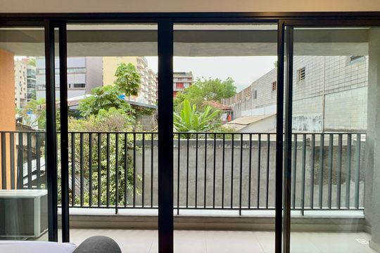 Varanda de kitnet/studio para alugar com 1 quarto, 27m² em Vila Madalena, São Paulo