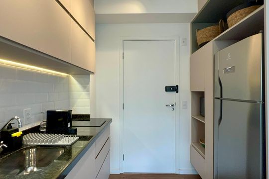 Cozinha de kitnet/studio para alugar com 1 quarto, 27m² em Vila Madalena, São Paulo