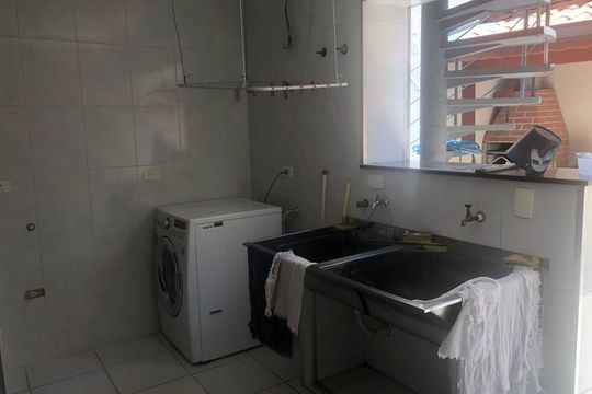 Área de serviço de casa para alugar com 3 quartos, 223m² em Jardim Sao Jose, São Paulo