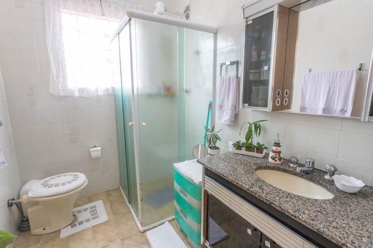 Banheiro  de casa para alugar com 2 quartos, 250m² em Piraporinha, Diadema