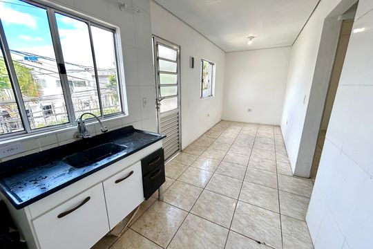 Cozinha  de casa para alugar com 1 quarto, 35m² em Parque Renato Maia, Guarulhos