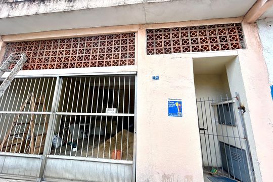 Placa instalada na fachada do imóvel  de casa para alugar com 1 quarto, 35m² em Parque Renato Maia, Guarulhos