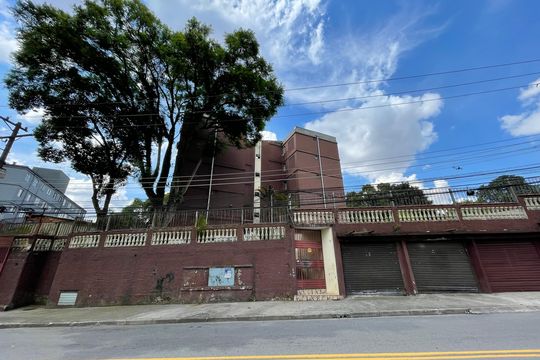 Fachada + Placa de apartamento para alugar com 1 quarto, 40m² em Conjunto Residencial José Bonifácio, São Paulo