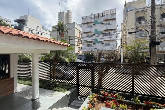 Fachada de casa para alugar com 4 quartos, 500m² em Jardim Tres Marias, Guarujá