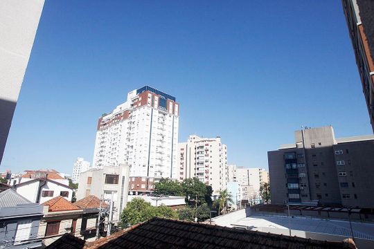 Cozinha + Área de Serviço Vista de apartamento para alugar com 1 quarto, 65m² em Centro Histórico, Porto Alegre