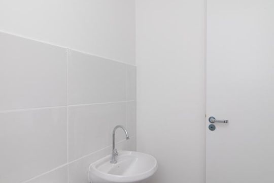 Banheiro de apartamento à venda com 1 quarto, 30m² em Centro Histórico, Porto Alegre
