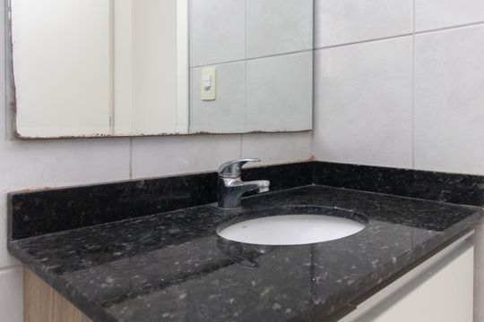 Banheiro de apartamento para alugar com 2 quartos, 60m² em Santana, Porto Alegre