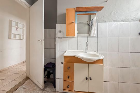 Banheiro de kitnet/studio para alugar com 1 quarto, 40m² em Sé, São Paulo