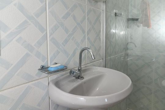 Banheiro de apartamento à venda com 1 quarto, 37m² em Jardim Dona Leopoldina, Porto Alegre