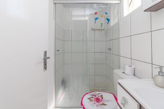 Banheiro de apartamento para alugar com 2 quartos, 55m² em Vila Nova, Porto Alegre