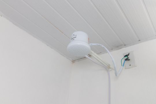 Banheiro de apartamento para alugar com 2 quartos, 55m² em Vila Nova, Porto Alegre