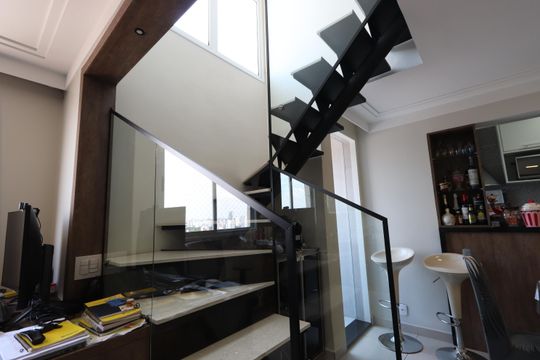 Escada de apartamento para alugar com 2 quartos, 117m² em Vila Lucia, São Paulo
