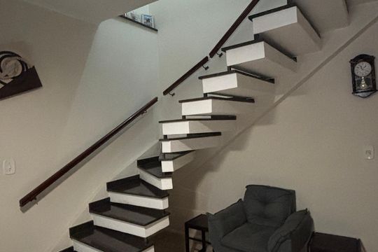 Escada de casa à venda com 3 quartos, 181m² em Jardim Ana Maria, Santo André