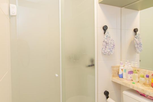 Banheiro de apartamento à venda com 2 quartos, 55m² em Vila Santana, São Paulo