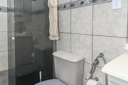Banheiro de apartamento à venda com 2 quartos, 53m² em Passo D’areia, Porto Alegre