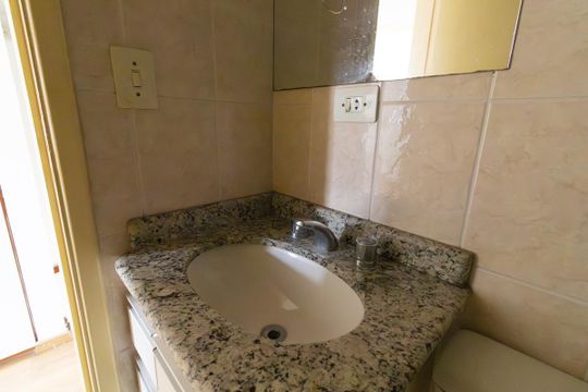 Banheiro de casa de condomínio à venda com 3 quartos, 100m² em Vila Pierina, São Paulo