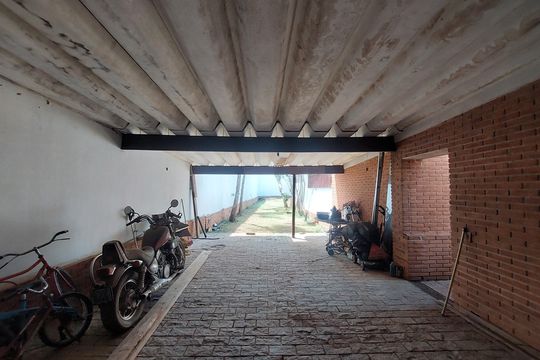 Garagem de casa à venda com 4 quartos, 1186m² em Interlagos, São Paulo