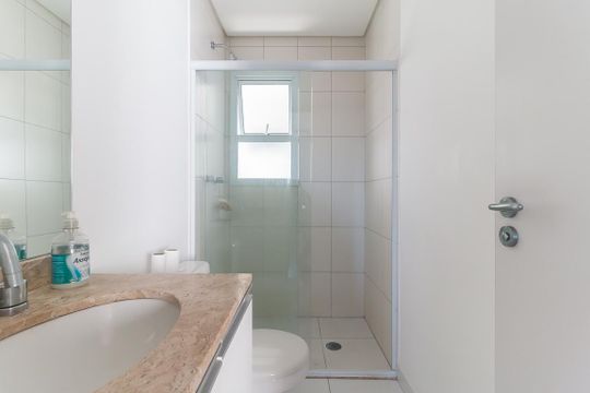 Banheiro de apartamento para alugar com 2 quartos, 67m² em Cezar de Souza, Mogi das Cruzes