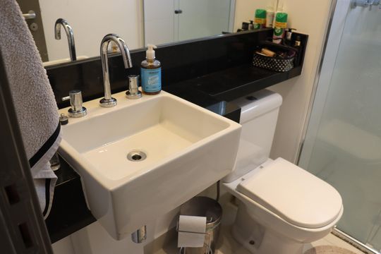 Banheiro de apartamento à venda com 2 quartos, 63m² em Alphaville Empresarial, Barueri