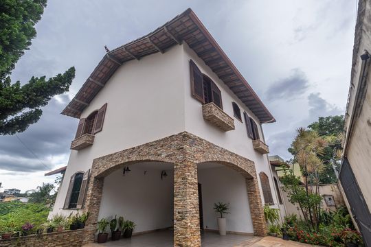Casa à venda com 6 quartos, 400m² em Santa Amelia, Belo Horizonte