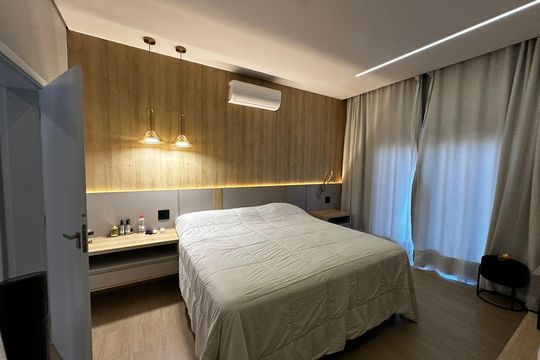 Quarto de casa de condomínio para alugar com 3 quartos, 420m² em Loteamento Residencial Arborais, Campinas