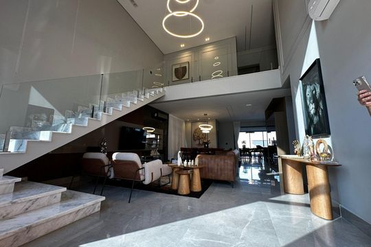 Sala de casa de condomínio para alugar com 3 quartos, 420m² em Loteamento Residencial Arborais, Campinas