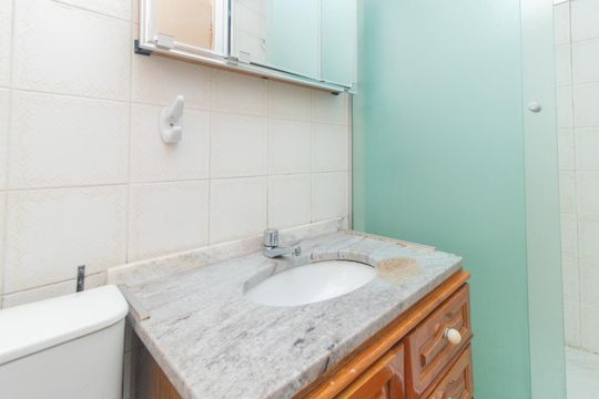 Banheiro de apartamento à venda com 3 quartos, 70m² em Vila Nova, Porto Alegre