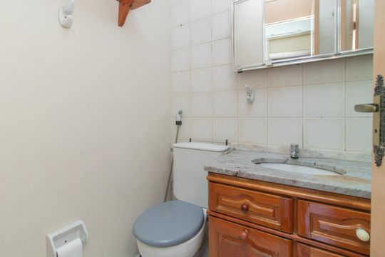 Banheiro de apartamento à venda com 3 quartos, 70m² em Vila Nova, Porto Alegre