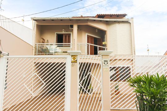 Fachada de casa à venda com 3 quartos, 260m² em Harmonia, Canoas