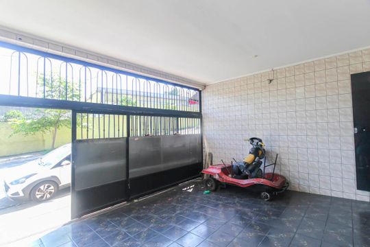 Garagem de casa à venda com 4 quartos, 180m² em Jardim Paraguacu, São Paulo