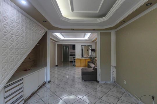 Casa à venda com 4 quartos, 180m² em Jardim Paraguacu, São Paulo