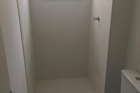 Banheiro de kitnet/studio para alugar com 1 quarto, 25m² em Vila Ema, São Paulo