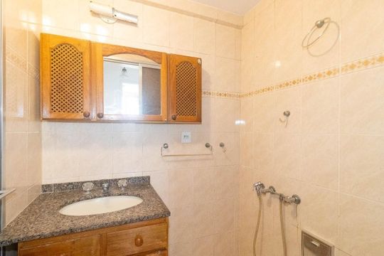 Banheiro  de apartamento à venda com 1 quarto, 30m² em Centro Histórico, Porto Alegre