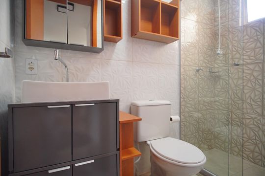 Banheiro de apartamento à venda com 2 quartos, 47m² em Pinheiro, São Leopoldo