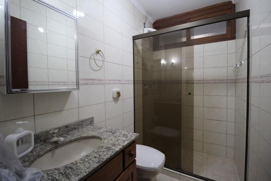 Banheiro de apartamento à venda com 2 quartos, 60m² em Higienópolis, Porto Alegre