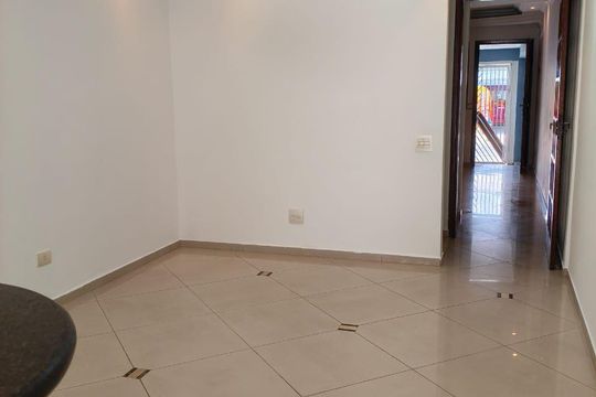 Sala de casa à venda com 2 quartos, 103m² em Vila Carmosina, São Paulo