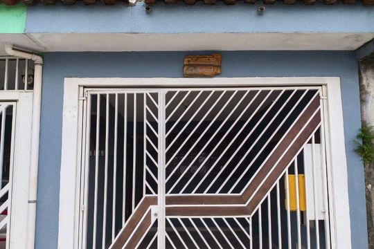 Fachada de casa à venda com 2 quartos, 103m² em Vila Carmosina, São Paulo