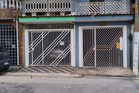 Fachada de casa à venda com 2 quartos, 103m² em Vila Carmosina, São Paulo