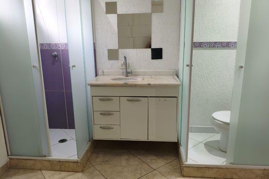 Banheiro de casa à venda com 2 quartos, 103m² em Vila Carmosina, São Paulo