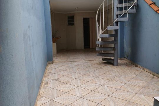 Área externa de casa à venda com 2 quartos, 103m² em Vila Carmosina, São Paulo