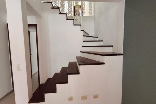 Sala de casa à venda com 2 quartos, 103m² em Vila Carmosina, São Paulo