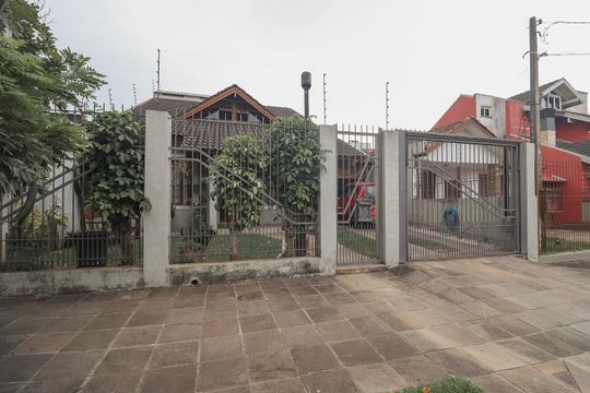 Fachada de casa à venda com 3 quartos, 226m² em Sarandi, Porto Alegre